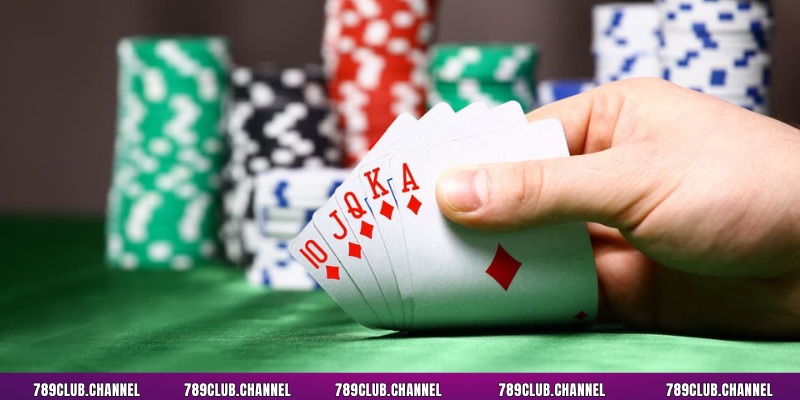 Ở vòng Pre-flop mỗi người sẽ được nhận 2 lá bài tẩy